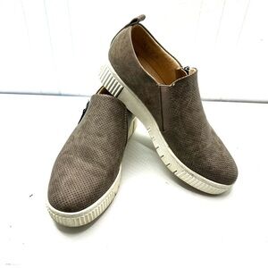SOUL Naturalizer Turner Taupe Slip On Sneaker Perforated Side Zip Shoes Womens 8